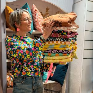 Sweat Loose Léopard coloré fond bleu