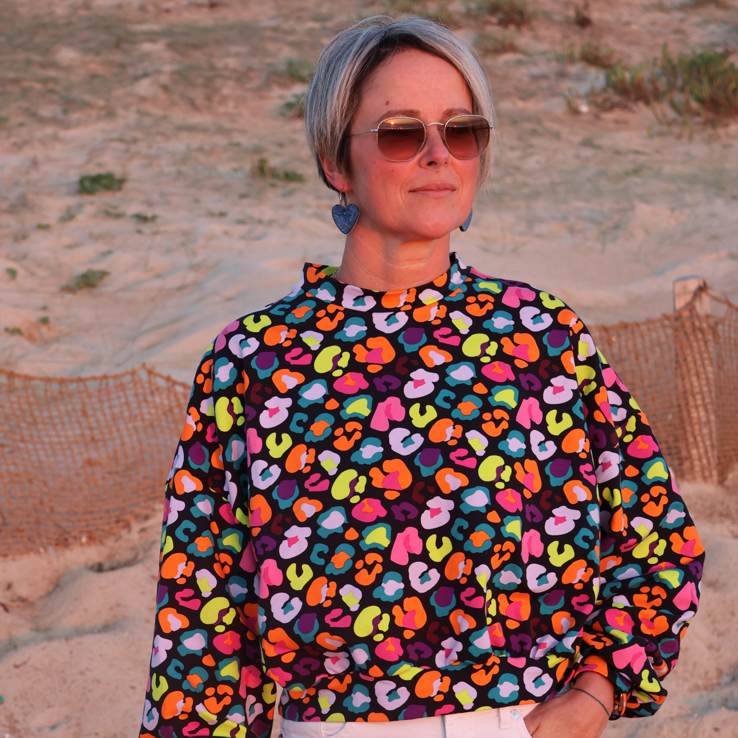 Sweat Loose Léopard coloré fond noir