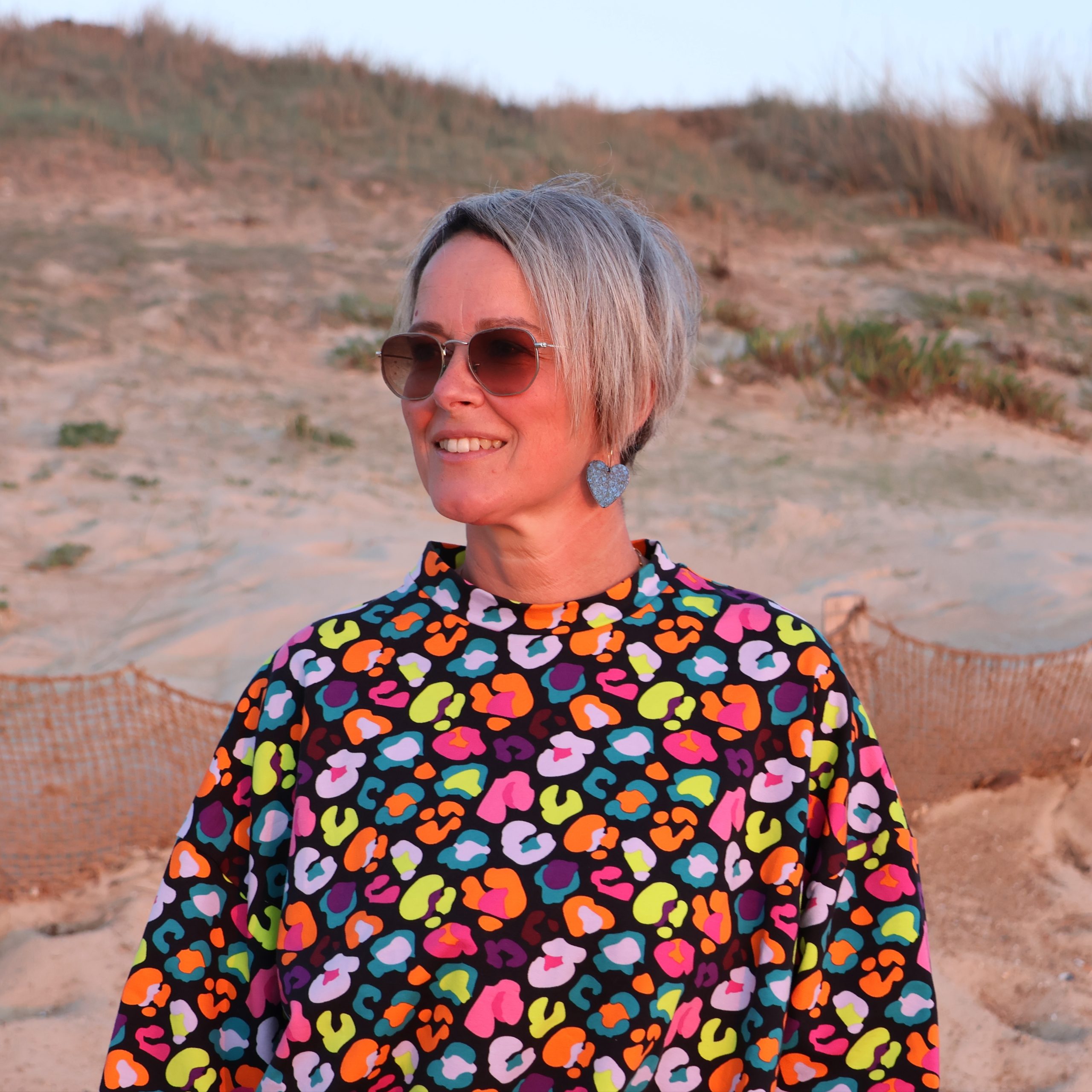 Sweat Loose Léopard coloré fond noir – Image 3