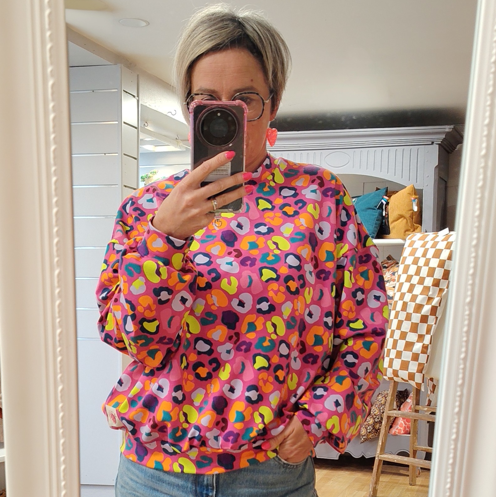 Sweat Loose Léopard coloré fond rose – Image 6